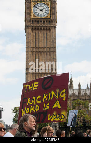 London, UK. 21. Sep, 2014. Ein Demonstrant hält ein Plakat, das sagt "Der Fracking-Welt ist eine schmutzige Welt", wie er den Turm von Big Ben während der Klimawandel Demonstration, London, 21. September 2014 geht. Bildnachweis: Sue Cunningham fotografischen/Alamy Live-Nachrichten Stockfoto