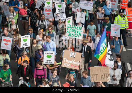 London, UK. 21. Sep, 2014. Demonstranten halten Plakate empor, einige gedruckte und einige von Hand gefertigt, bei der Demonstration von Klimawandel, London, 21. September 2014. Bildnachweis: Sue Cunningham fotografischen/Alamy Live-Nachrichten Stockfoto
