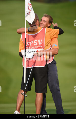 Newport, Wales. 21. Sep, 2014. ISPS Handa Wales Open Golf. Tag 4. Joost Luiten umarmt seinen Caddy nach gewinnen The Welsh Credit Open: Action Plus Sport/Alamy Live News Stockfoto