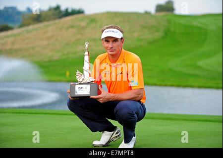 Newport, Wales. 21. Sep, 2014. ISPS Handa Wales Open Golf. Tag 4. Joost Luiten behauptet seinen Preis mit Trophäe Credit: Action Plus Sport/Alamy Live News Stockfoto