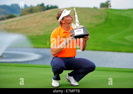 Newport, Wales. 21. Sep, 2014. ISPS Handa Wales Open Golf. Tag 4. Joost Luiten gewinnt und küsst die Trophäe Credit: Action Plus Sport/Alamy Live News Stockfoto