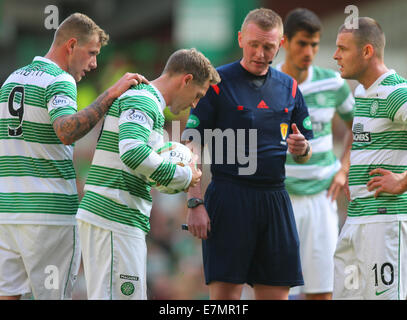 Glasgow, Schottland. 21. Sep, 2014. Scottish Premier League. Celtic gegen Motherwell. Kris Commons macht sich bereit, die Strafe zu nehmen © Action Plus Sport/Alamy Live News Stockfoto