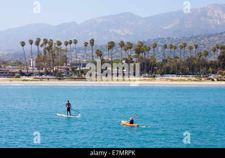 Santa Barbara, Kalifornien, USA - Menschen am Strand und im Wasser Bootfahren genießen einen sonnigen Tag Stockfoto