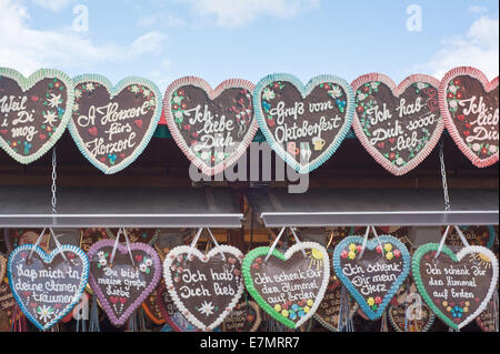 München, Deutschland. 21. September 2014.  Traditionelle Lebkuchenherzen auf dem 181. Oktoberfest das fest zu feiern. Das Festival läuft vom 20 Sept. – Okt. 5 in München. Bildnachweis: Steven Jones/Alamy Live-Nachrichten Stockfoto