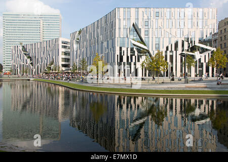 Modernes Einkaufszentrum der Kö-Bogen auf der Königsallee in Düsseldorf von Daniel Libeskind entworfen und gebaut im Jahr 2013. Stockfoto