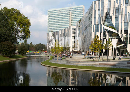 Modernes Einkaufszentrum der Kö-Bogen auf der Königsallee in Düsseldorf von Daniel Libeskind entworfen und gebaut im Jahr 2013. Stockfoto