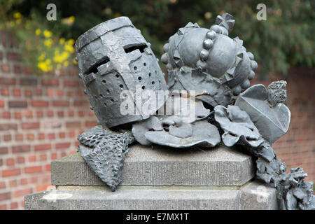 Statue von Ritter Helme in der Nähe von Monument von Grant Privilegien in Düsseldorf, Nordrhein Westfalen, Deutschland Stockfoto