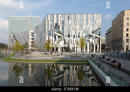 Modernes Einkaufszentrum der Kö-Bogen auf der Königsallee in Düsseldorf von Daniel Libeskind entworfen und gebaut im Jahr 2013. Stockfoto