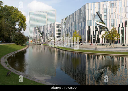 Modernes Einkaufszentrum der Kö-Bogen auf der Königsallee in Düsseldorf von Daniel Libeskind entworfen und gebaut im Jahr 2013. Stockfoto