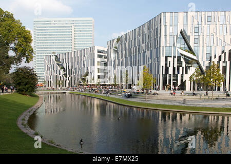 Modernes Einkaufszentrum der Kö-Bogen auf der Königsallee in Düsseldorf von Daniel Libeskind entworfen und gebaut im Jahr 2013. Stockfoto