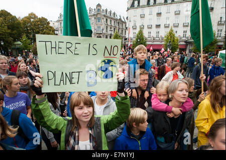 Oslo, Norwegen. 21. Sep, 2014. Ein Schild steht, "Es ist kein Planet B", als Eltern tragen Kinder unter Tausenden marschieren durch zentrale Oslo, Norwegen, Aktion auf das globale Klima zu unterstützen, 21. September 2014 ändern. Laut Veranstalter von "The People Klima März" war die Oslo-Demonstration eines 2.808 Soli-Aktionen in 166 Ländern, die sie behaupten, "die größte Klima-Marsch in der Geschichte" war. Bildnachweis: Ryan Rodrick Beiler/Alamy Live-Nachrichten Stockfoto