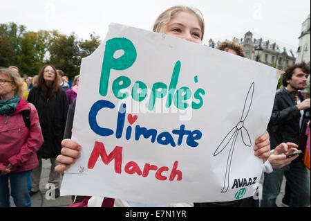 Oslo, Norwegen. 21. Sep, 2014. A liest, "People es Climate March", zu unterzeichnen, wie Tausende durch zentrale Oslo, Norwegen, Aktion über den globalen Klimawandel, 21. September 2014 unterstützen zu marschieren. Laut Veranstalter von "The People Klima März" war die Oslo-Demonstration eines 2.808 Soli-Aktionen in 166 Ländern, die sie behaupten, "die größte Klima-Marsch in der Geschichte" war. Bildnachweis: Ryan Rodrick Beiler/Alamy Live-Nachrichten Stockfoto