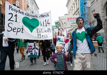 Oslo, Norwegen. 21. Sep, 2014. Ein Aktivist Führer führt Parolen, wie Tausende durch die Innenstadt von Oslo, Norwegen marschieren, Aktion über den globalen Klimawandel, 21. September 2014 unterstützen. Laut Veranstalter von "The People Klima März" war die Oslo-Demonstration eines 2.808 Soli-Aktionen in 166 Ländern, die sie behaupten, "die größte Klima-Marsch in der Geschichte" war. Bildnachweis: Ryan Rodrick Beiler/Alamy Live-Nachrichten Stockfoto