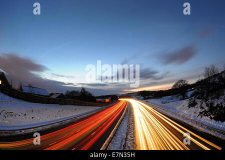 Schwere Autobahnverkehr während der Rush Hour in der Nacht auf der M4 im Vereinigten Königreich nach Schneefall. Stockfoto