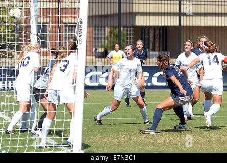 Washington, DC, USA. 21. Sep, 2014. Georgetown vorwärts Vanessa Skrumbis (13), rechts, trifft gegen Duquesne in der ersten Hälfte in Shaw Field in Washington. Georgetown besiegte Duquesne, 2: 0. Bildnachweis: Chuck Myers/ZUMA Draht/Alamy Live-Nachrichten Stockfoto