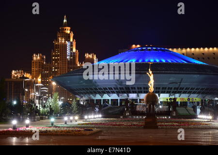 Nachtansicht des Zirkus in Astana, Kasachstan Stockfoto