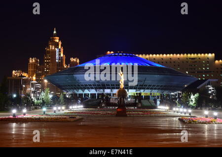 Nachtansicht des Zirkus in Astana, Kasachstan Stockfoto