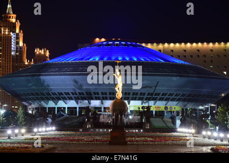 Nachtansicht des Zirkus in Astana, Kasachstan Stockfoto