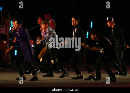 JYJ, 19. September 2014: Eröffnungsfeier am Incheon Asiad Hauptstadion während der 2014 Incheon asiatische Spiele in Incheon, Südkorea. © Shingo Ito/AFLO SPORT/Alamy Live-Nachrichten Stockfoto