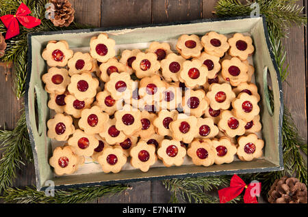 Blätterteig gefüllt mit Marmelade auf einem Tablett mit Weihnachtsdekoration Stockfoto