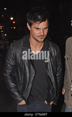 Twilight star Taylor Lautner für einen Abend mit Freunden an der Bar The kann Fair Hotel ankommen. Taylor ist derzeit in London die Dreharbeiten für eine neue BBC Three Kultur-Clash-Komödie "Kuckuck" gefeierten Featuring: Taylor Lautner Where: London, Vereinigtes Königreich bei: 19. März 2014 Stockfoto