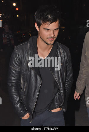 Twilight star Taylor Lautner für einen Abend mit Freunden an der Bar The kann Fair Hotel ankommen. Taylor ist derzeit in London die Dreharbeiten für eine neue BBC Three Kultur-Clash-Komödie "Kuckuck" gefeierten Featuring: Taylor Lautner Where: London, Vereinigtes Königreich bei: 19. März 2014 Stockfoto