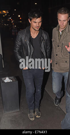 Twilight star Taylor Lautner für einen Abend mit Freunden an der Bar The kann Fair Hotel ankommen. Taylor ist derzeit in London die Dreharbeiten für eine neue BBC Three Kultur-Clash-Komödie "Kuckuck" gefeierten Featuring: Taylor Lautner Where: London, Vereinigtes Königreich bei: 19. März 2014 Stockfoto