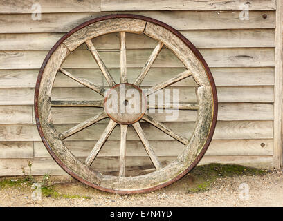 Wagenrad in Werkstatt Stockfoto