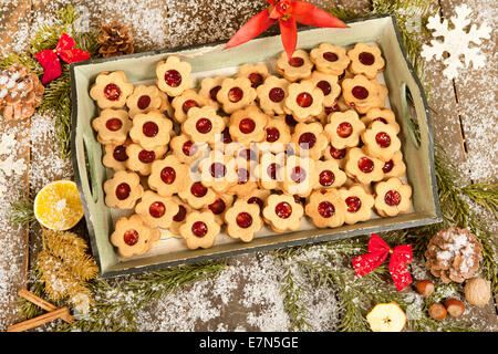 Blätterteig gefüllt mit Marmelade auf einem Tablett mit Weihnachtsdekoration Stockfoto