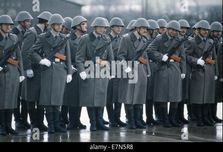 Bad Salzungen, DDR. 22. Sep, 2009. Soldaten aus der DDR Armee (NVA) während der Feier zum 40. Jahrestag der DDR während einer Feier auf ihrer Basis am 9. Februar 1990 in Bad Salzungen, Ost-Deutschland. Nach Öffnung der innerdeutschen Grenze wurde die Nationale Volksarmee mit Karriere Offiziere und Soldaten verlassen, um nach Westen zu bewegen fragmentiert. © 1989 Scott A. Miller. © Scott A. Miller/ZUMA Wire/ZUMAPRESS.com/Alamy Live-Nachrichten Stockfoto