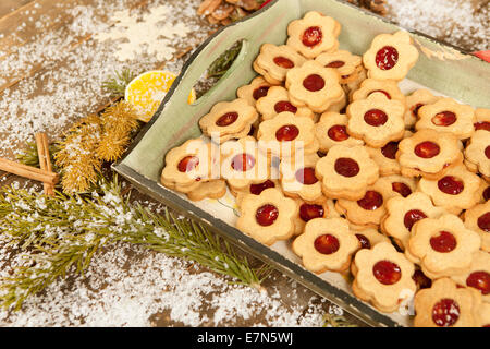 Blätterteig gefüllt mit Marmelade auf einem Tablett mit Weihnachtsdekoration Stockfoto