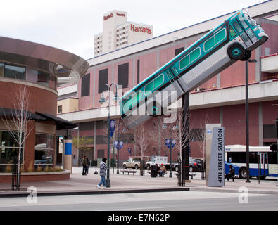 Bus auf einem Mast in Reno Nevada Stockfoto