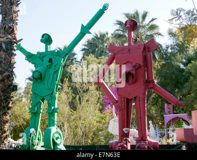 Roboter-Kunst in einem Hof in Palm Springs Kalifornien Stockfoto
