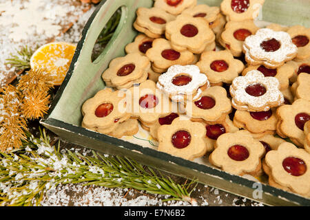 Blätterteig gefüllt mit Marmelade auf einem Tablett mit Weihnachtsdekoration Stockfoto