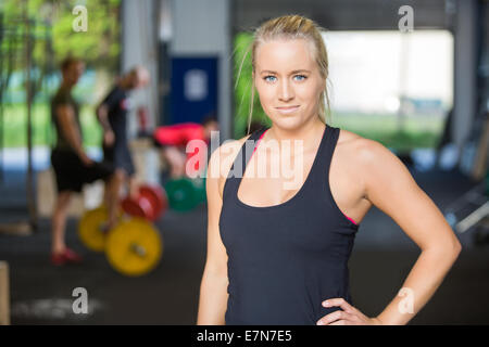 Porträt der selbstbewusste Frau im Fitness-Studio Stockfoto