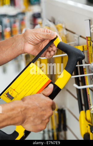 Verkäufer Prüfung Säge im Store Stockfoto
