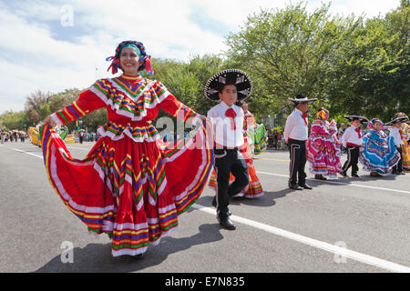 Junge Tänzerinnen Jarabe Tapatio (Mexican Hat Dance) bei Outdoor-Festival - Washington, DC USA Stockfoto