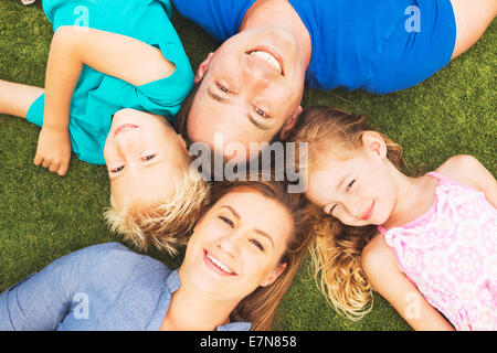 Porträt der glückliche Familie von vier draußen auf dem Rasen Stockfoto