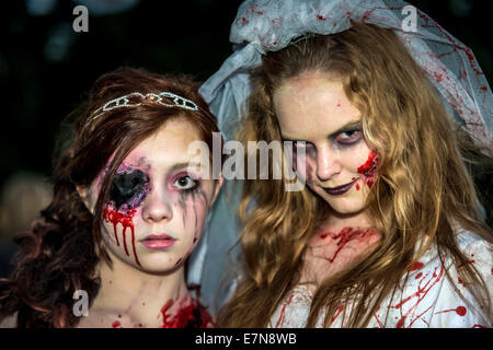 Zombies schleichen durch die Nacht bei einem jährlichen Zombie-Spaziergang Stockfoto