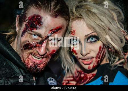 Zombies schleichen durch die Nacht bei einem jährlichen Zombie-Spaziergang Stockfoto