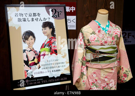 Shop, Mall. Yukata Kimono, traditioneller weiblicher Kleidung zum Verkauf. Gion Bereich, Kyoto, Japan, Asien Stockfoto