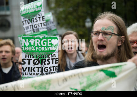 Oslo, Norwegen. 21. Sep, 2014. Zeichen zu lesen, "Norwegen 100 % erneuerbar. Geschichte des größten und wichtigsten Klimatag "Tausende Marsch durch die Innenstadt von Oslo, Norwegen, Aktion über den globalen Klimawandel, 21. September 2014 zu unterstützen. Laut Veranstalter von "The People Klima März" war die Oslo-Demonstration eines 2.808 Soli-Aktionen in 166 Ländern, die sie behaupten, "die größte Klima-Marsch in der Geschichte" war. Bildnachweis: Ryan Rodrick Beiler/Alamy Live-Nachrichten Stockfoto