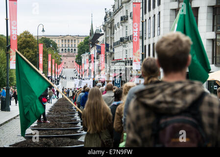 Oslo, Norwegen. 21. Sep, 2014. Mit dem Norwegisch Königspalast in der Ferne März Tausende durch die Innenstadt von Oslo, Norwegen, Aktion über den globalen Klimawandel, 21. September 2014 zu unterstützen. Laut Veranstalter von "The People Klima März" war die Oslo-Demonstration eines 2.808 Soli-Aktionen in 166 Ländern, die sie behaupten, "die größte Klima-Marsch in der Geschichte" war. Bildnachweis: Ryan Rodrick Beiler/Alamy Live-Nachrichten Stockfoto