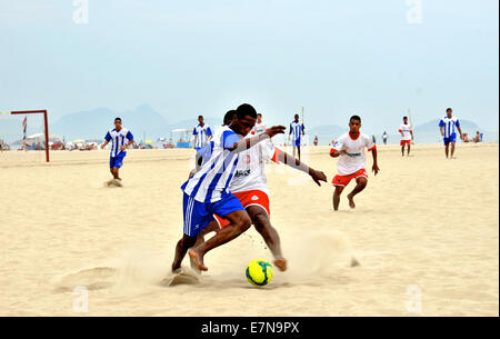 Fußballspiel auf Sand des Strandes von Copacabana Rio De Janeiro Brasilien Stockfoto