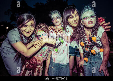 Zombies schleichen durch die Nacht bei einem jährlichen Zombie-Spaziergang Stockfoto