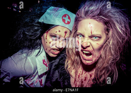 Zombies schleichen durch die Nacht bei einem jährlichen Zombie-Spaziergang Stockfoto