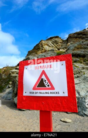 Vorsicht Verletzungsgefahr durch herabfallende Felsen lusty Glasur Strand Newquay Cornwall England uk Stockfoto