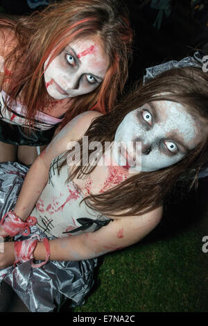 Zombies schleichen durch die Nacht bei einem jährlichen Zombie-Spaziergang Stockfoto