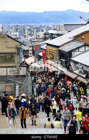 Menschen, Menschenmenge, Touristen einkaufen und Sightseeing während der Kirschblüte in Gion Bereich, Kyoto, Japan, Asien Stockfoto