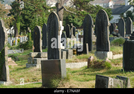 Reihen von Schiefer Sandstein Marmor Kalkstein Kontrast als Grabstein in einem Friedhof Erinnerung und Respekt in Flechten bedeckt Stockfoto